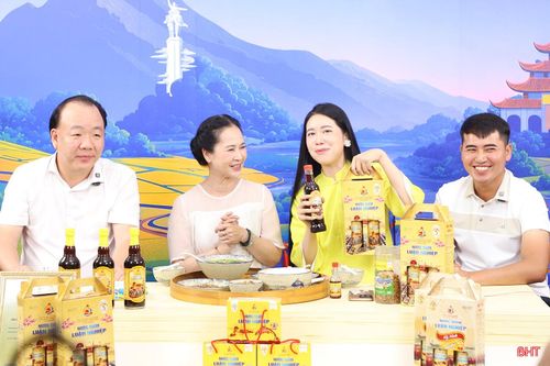 Phiên livestream trên nền tảng Tiktok tối 24/4 đã thu hút hơn 200 nghìn lượt xem, góp phần quảng bá rộng rãi sản phẩm Hà Tĩnh trên nền tảng số.