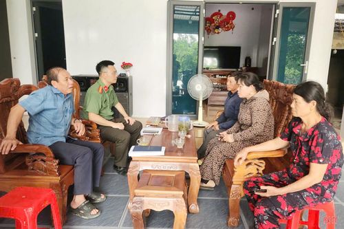Trong tháng 4, lực lượng công an các xã tích cực phối hợp cùng ban công tác mặt trận thôn đến tại nhà thân nhân liệt sĩ để hướng dẫn đăng ký thu nhận mẫu ADN.