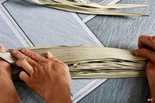 Giữa dòng chảy công nghiệp hóa, khi nhiều giá trị thủ công dần mai một, chiếc áo tơi vẫn tồn tại bền bỉ như một minh chứng cho sức sống mãnh liệt. Trong từng lớp lá, tôi gửi gắm cả hơi thở của nắng gió miền Trung và tinh thần lao động cần cù, nhẫn nại của người dân Hà Tĩnh.