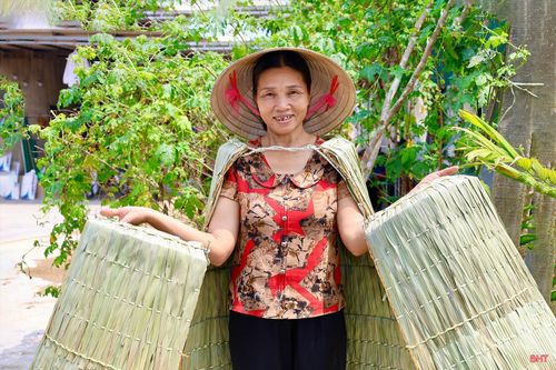 Tôi là Nguyễn Thị Thương, năm nay 55 tuổi (trú thôn Yên Lạc, xã Xuân Lộc). Hơn 40 năm qua, tôi gắn bó với từng nhịp kim, tàu lá của nghề chằm áo tơi truyền thống mà mẹ đã để lại.
