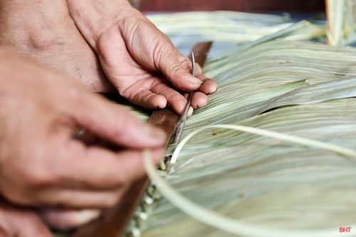 Dụng cụ để làm nên một chiếc áo tơi gồm có: một tấm khung đan bằng gỗ, một chiếc kim sắt uốn cong, sợi mây... và nguyên liệu không thể thiếu là lá tơi.