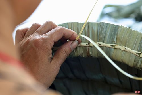 Mặc cho sự xuất hiện của các loại áo quạt gió điều hòa hiện đại, áo tơi vẫn là sự lựa chọn của nhiều người nông dân bởi mát mẻ tự nhiên và khả năng chống nóng hiệu quả.