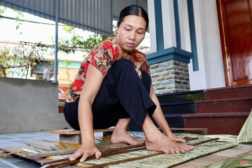 Nhớ thời "hoàng kim", khi thị trường áo tơi còn nhộn nhịp, mỗi ngày tôi có thể chằm hoàn thiện 5-6 chiếc, dù vậy, có những lúc vẫn không đủ để bán. Còn hiện nay, thị trường có nhiều thay đổi, mỗi ngày tôi làm vài cái, vừa để kiếm thêm thu nhập, vừa để giữ nếp nghề của gia đình.