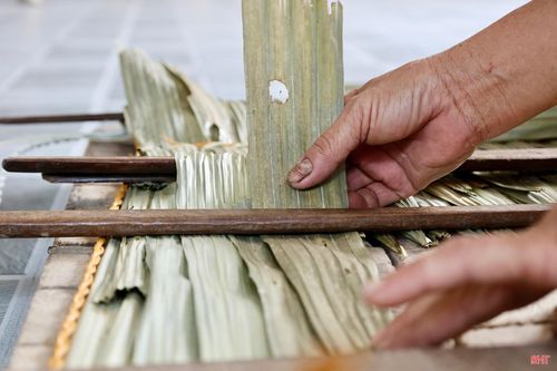 Để có một sản phẩm bền đẹp, người thợ phải đặt cả tâm trí vào từng công đoạn, từ lúc chọn nguyên liệu cho đến khi đường khâu cuối cùng hoàn tất.