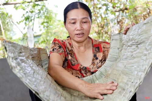 Nghề chằm tơi đối với tôi là hòa quyện của sự kiên nhẫn và đôi bàn tay khéo léo. Lá tơi tuy mềm nhưng nếu không biết cách đặt, cách xếp thì áo sẽ bị co rúm, không phẳng phiu, dễ thấm nước và nhanh hỏng.