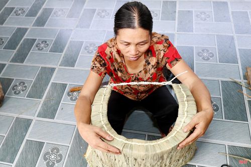 Với mức giá từ 100-120 nghìn đồng, một chiếc áo tơi có thể đồng hành cùng người nông dân suốt nhiều mùa mưa nắng.