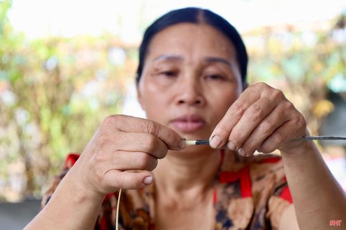 Trong câu chuyện nghề, chúng tôi vẫn thường ví von đây là công việc "lấy công làm lãi". Bởi, để có được thu nhập, người thợ phải bỏ ra biết bao tâm sức, tỉ mỉ trong từng đường kim mũi chỉ.