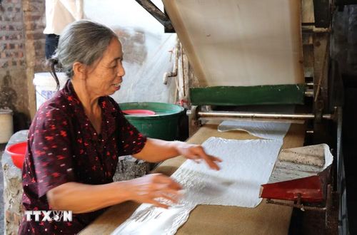 Người dân xã Mão Điền làm bánh cuốn. (Ảnh: Thái Hùng/TTXVN)