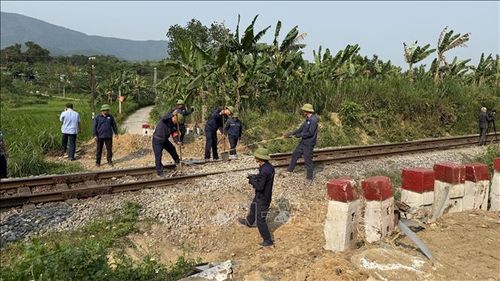 Trên tuyến đường sắt đi qua địa bàn tỉnh Quảng Trị có chiều dài hơn 250km, hiện vẫn còn 94 lối đi tự mở chưa được xử lý. Ảnh: Thanh Thủy/TTXVN