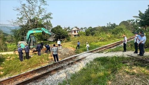 Các lực lượng chức năng liên ngành xóa bỏ những lối mở tự phát qua đường sắt tại xã Đồng Lê, tỉnh Quảng Trị. Ảnh: Thanh Thủy/TTXVN
