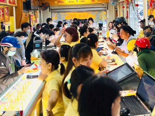 Trong ngày nghỉ lễ, lượng khách giao dịch tăng hơn so với ngày bình thường.
