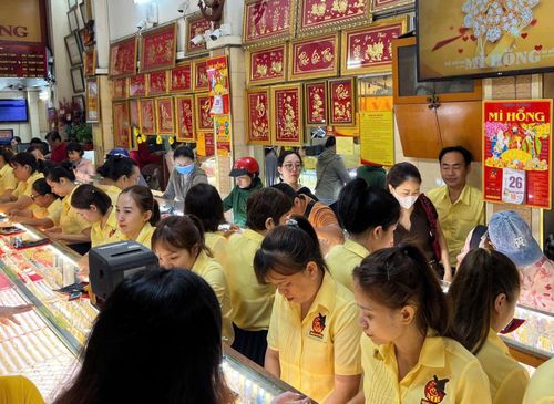 Các cửa hàng vàng vẫn mở cửa đón khách dù đang trong thời gian nghỉ lễ.