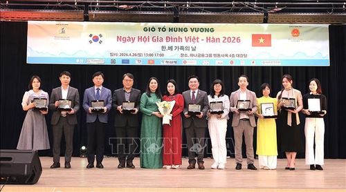 Ban tổ chức trao thư cảm ơn đến các cá nhân và tổ chức có đóng góp tích cực cho sự kiện Ngày hội Gia đình Việt – Hàn.