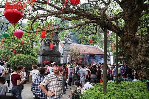 Không gian Đền Hùng rợp sắc cờ, thu hút đông đảo người dân và du khách thập phương.