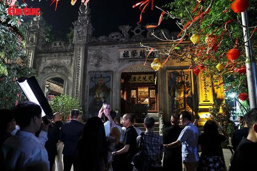 Du khác trải nghiệm tour đêm tại khu di tích Đền Hùng.