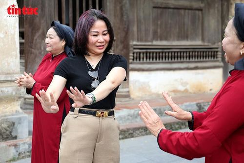 Du khách trải nghiệm hát Xoan tại Đình Hùng Lô.