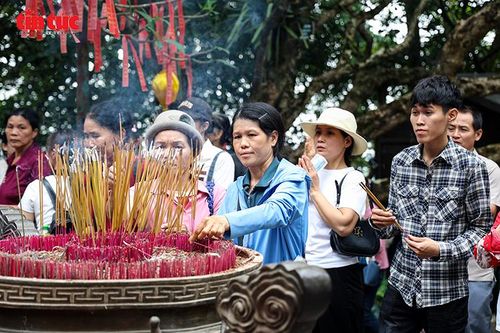 Du khách thành kính thắp hương, thể hiện đạo lý “uống nước nhớ nguồn”.