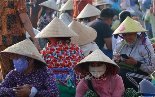 Nét đặc trưng khu chợ là không có mái che, không có kệ sạp. Ảnh: Duy Khương/TTXVN