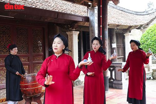 Nghệ nhân hát Xoan với đạo cụ truyền thống trong nghi lễ dâng rượu, thể hiện tín ngưỡng thờ cúng Vua Hùng.