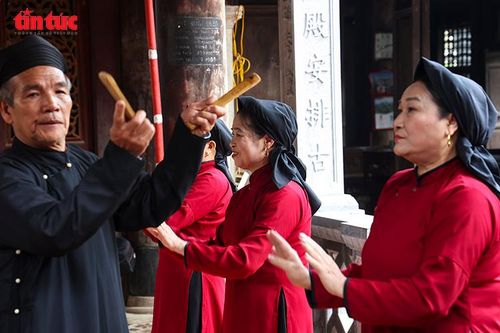 Các đào, kép trình diễn “Khúc môn đình” dưới mái đình cổ, giữ nguyên lề lối diễn xướng cổ truyền.