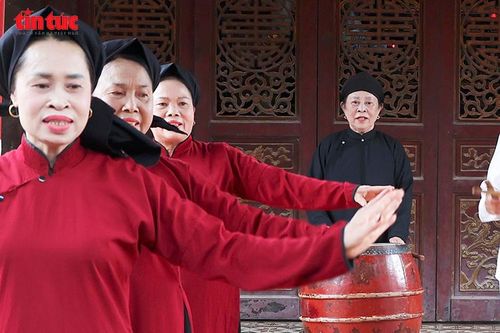 Nghệ nhân nhân dân Nguyễn Thị Lịch đang dẫn dắt một phường Xoan với 117 thành viên.