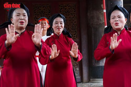 Không gian đình Hùng Lô trở thành sân khấu diễn xướng Hát Xoan.