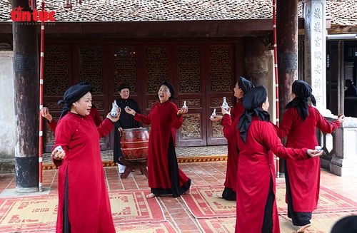 Các nghệ nhân thể hiện làn điệu Xoan cổ, hòa quyện giữa âm nhạc, ca từ và động tác nghi lễ.