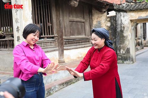 Du khách được hướng dẫn trực tiếp các động tác cơ bản của Hát Xoan tại làng cổ Hùng Lô.