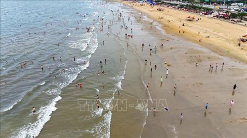 Trong dịp nghỉ lễ Giỗ Tổ Hùng Vương, bãi biển Thiên Cầm thu hút đông đảo du khách. Ảnh: Hữu Quyết/TTXVN