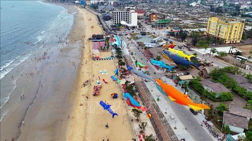 Không gian bãi biển Thiên Cầm được đầu tư khang trang, hiện đại. Ảnh: Hữu Quyết/TTXVN