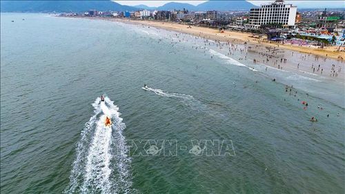 Các trò chơi trên biển được đưa vào hoạt động giúp tăng trải nghiệm cho khách du lịch khi đến bãi biển Thiên Cầm. Ảnh: Hữu Quyết/TTXVN
