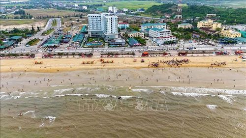 Bãi biển Thiên Cầm (xã Thiên Cầm) có bờ cát trải dài, nước trong xanh là điểm hấp dẫn đối với du khách. Ảnh: Hữu Quyết/TTXVN