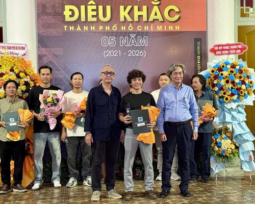 Đại diện ban tổ chức trao giải Nhì (không có giải Nhất) cho tác giả Nguyễn Kiến Thức.