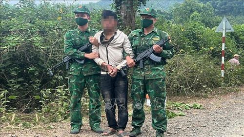 Lực lượng Bộ đội Biên phòng Quảng Trị bắt quả tang 2 người Lào có hành vi vận chuyển trái phép chất ma túy. Ảnh: TTXVN phát
