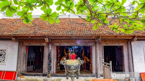 Ở cuối dãy núi Trường Lệ là đền Cô Tiên, gắn với truyền thuyết về đôi vợ chồng làm nghề chữa bệnh cứu người. Không gian nơi đây thanh tĩnh, nhìn xuống biển rộng, tạo cảm giác nhẹ nhàng cho du khách. Năm 1960, Chủ tịch Hồ Chí Minh từng dừng chân tại đây; di tích được xếp hạng cấp quốc gia từ năm 1962.
