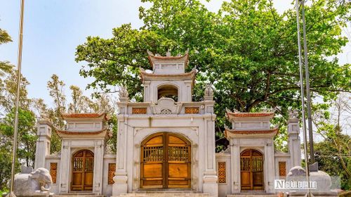Giữa màu xanh của núi rừng là đền thờ Tô Hiến Thành – vị quan nổi tiếng thời Lý, được hậu thế tôn vinh vì tài năng và lòng trung nghĩa. Ngôi đền ở Sầm Sơn có lịch sử hơn 800 năm, nhiều lần trùng tu nhưng vẫn giữ nét cổ kính, trang nghiêm.