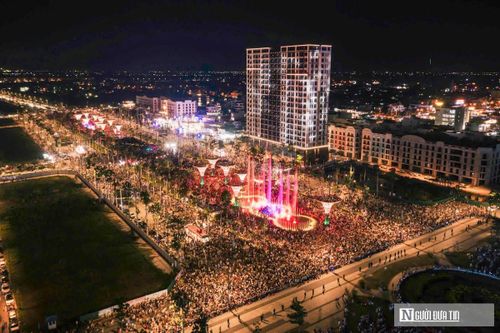 Hàng nghìn du khách trẩy hội du lịch biển Sầm Sơn đêm 25/3. Ông Đầu Thanh Tùng, Phó Chủ tịch UBND tỉnh, cho biết từ đầu thế kỷ XX, Sầm Sơn đã là điểm nghỉ dưỡng nổi tiếng. Sau hơn một thế kỷ phát triển, nơi đây trở thành không gian giao hòa giữa biển, trời và di sản, lưu giữ ký ức của nhiều thế hệ du khách.
