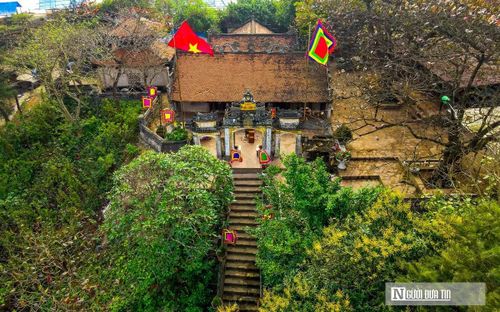Nổi bật trong quần thể di tích trên núi Trường Lệ là đền Độc Cước, được xây dựng từ thời Trần, thờ vị thần khổng lồ theo truyền thuyết đã xẻ đôi thân mình để bảo vệ dân làng khỏi thủy quái.