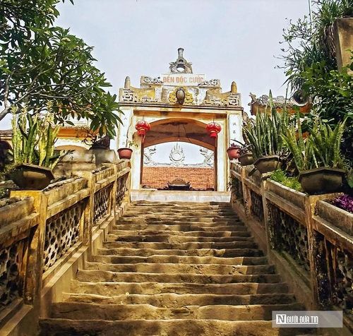 Ngôi đền hiện còn lưu giữ nhiều hiện vật quý, trong đó có các sắc phong cổ, tiêu biểu là sắc phong năm 1783 thời vua Lê Hiển Tông. Ngày 16 tháng Giêng hàng năm, người dân tổ chức Lễ hội đền Độc Cước để tưởng nhớ, tôn vinh vị thần tự xẻ đôi thân mình để dẹp thủy quái và bảo vệ ngư dân, cầu bình an, mưa thuận gió hòa, tôm cá đầy ghe.