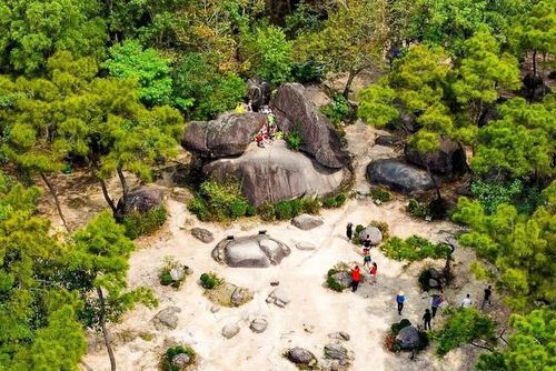 Theo tài liệu địa chất, dãy núi này được hình thành từ đá hoa cương, có tuổi hàng trăm triệu năm, với 16 ngọn lớn nhỏ mang tên gọi độc đáo như Cổ Giải, Đầu Voi, Phù Thai, hòn Kèo… Trong đó, hòn Kèo cao khoảng 84,7 m so với mực nước biển.