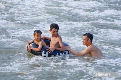 Anh Hoàng Anh Tuấn (du khách Hà Nội) cho biết, nhiều năm nay gia đình anh giữ thói quen về Sầm Sơn mỗi dịp nghỉ lễ. "Đường đi thuận tiện hơn nhờ cao tốc, biển đẹp, dịch vụ cải thiện rõ rệt", anh nói. Ngoài tắm biển, anh Tuấn thường dành thời gian leo núi, dâng hương tại các đền trên dãy Trường Lệ. "Nếu chỉ tắm biển mà bỏ qua những điểm này thì rất thiếu sót. Không gian trên núi yên tĩnh, giúp mình cảm nhận rõ hơn chiều sâu văn hóa và thấy thư thái", anh chia sẻ.