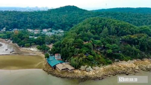 Núi Trường Lệ nằm phía Đông Nam Sầm Sơn, gồm các dải núi nối tiếp nhau vươn ra biển, như bức tường đá chắn sóng, che chở vùng đất ven biển. Đây là nơi hội tụ quần thể di tích hàng trăm năm tuổi, mang đến trải nghiệm vừa khám phá thiên nhiên, vừa lắng lại với chiều sâu văn hóa xứ Thanh.