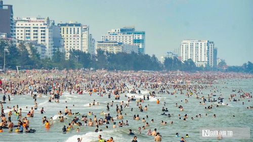 Dịp nghỉ lễ, hàng nghìn du khách đổ về biển Sầm Sơn (Thanh Hóa) tắm biển, nghỉ dưỡng. Không chỉ nổi tiếng với bãi tắm dài, đẹp, Sầm Sơn còn hấp dẫn bởi dãy núi Trường Lệ – điểm đến dành cho du khách ưa trải nghiệm thiên nhiên và du lịch tâm linh.