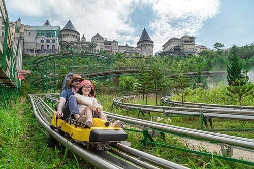 Trải nghiệm trò chơi hot nhất Bà Nà - máng trượt với hai đường trượt xoắn kép đạt tốc độ lên đến 40km/h.