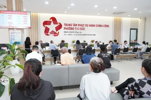 Người dân, doanh nghiệp đến giải quyết thủ tục hành chính tại Trung tâm Phục vụ hành chính công phường Thủ Đức