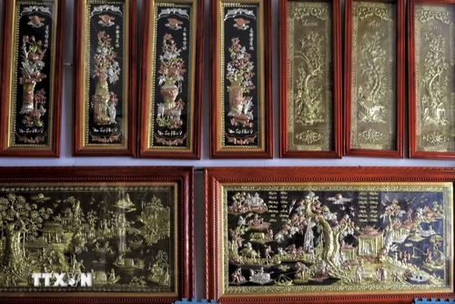 Những bức tranh chạm bạc tinh xảo được trưng bày tại làng nghề Đồng Xâm, thể hiện kỹ thuật chế tác công phu và giá trị nghệ thuật truyền thống lâu đời. (Ảnh: Phương Anh/TTXVN phát)