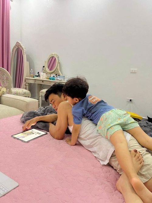 Nhiều khán giả cho rằng Hòa Minzy đã đúng khi đi thêm bước nữa với người đàn ông tử tế, yêu thương hai mẹ con cô.