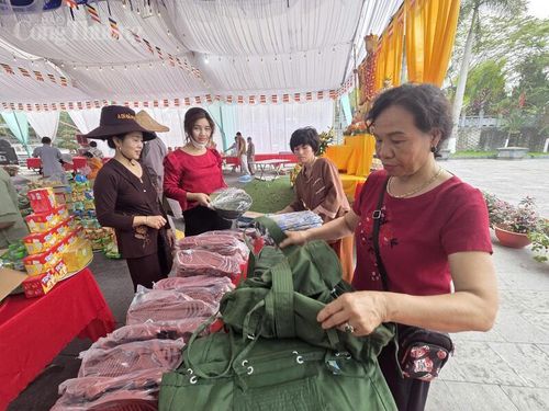 Người dân từ khắp mọi miền đất nước về thăm viếng, sắp lễ dâng hương tại Nghĩa trang Liệt sỹ Quốc gia Vị Xuyên dịp tháng 4. Ảnh: Văn Thi