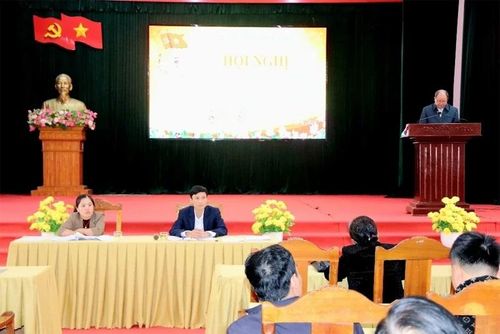 Đảng viên phát biểu ý kiến tại buổi sinh hoạt chi bộ thôn Đông Sơn theo Chỉ thị số 50-CT/TW của Ban Bí thư.