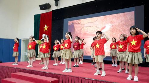 Học sinh Trường Tiểu học, THCS &amp; THPT Nobel School biểu diễn văn nghệ trong buổi sinh hoạt dưới cờ tháng 4 với chủ đề “Giải phóng miền Nam, thống nhất đất nước”.